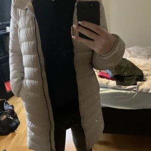 Dun jacka  - Beige Vår jacka från parajumper.  Fint skick, endast liten fläck vid vänster arm. Knappt synlig. Köpt för 5300kr  Priset går att diskutera!   