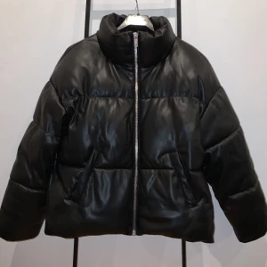 Vinterjacka Gina tricot - Vinterjacka från Gina Tricot i storlek S. Köpte den för 799kr och säljer den för 300kr. Den är i nyskick då jag inte har använt den så mycket. 