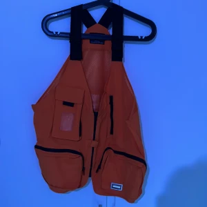 tactical vest - Riktigt cool vest för dig som uppskattar streetwear eller liknande. Aldrig använd så perfekt skick