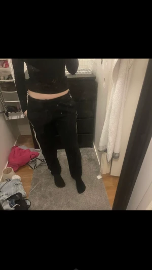 Adidas Mjukisbyxa  - Adidas byxor, fint skick, lite noppriga . Inte använda mycket alls. 