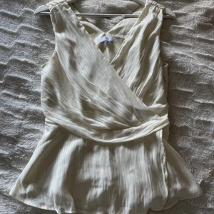 Topp - Naturfärgad festlig topp med volanger nedtill i nyskick!💓🫶🏽