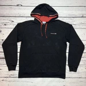 Reebok Hoodie Svart (L/XL) - Märke: Reebok Typ: Hoodie Färg: Svart Kroppstyp: Unisex Skick: Bra   Sparande av miljö  30x  lägre utsläpp jämfört med ny vara Sparat vatten ca 3950 liter Sparat CO2 ca 6.8 kg