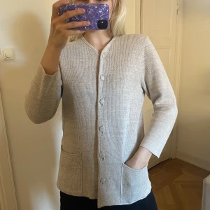 Stickad ullkofta - Underbar stickad kofta i 100% ull utan att den sticks, storlek S. Kan mötas upp på Södermalm annars står köparen för frakt 🤠