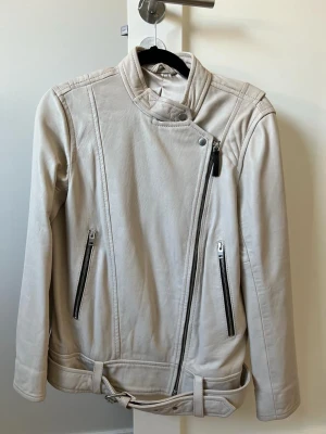 J. Lindeberg Maya Leather Jacket - Skinnjacka från J. Lindeberg. Jättefint skick knappt använd. Strl 36. Nypris 5000kr. 