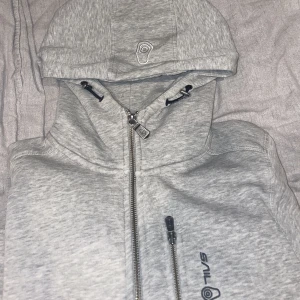 Sail racing  - Säljer nu min favorit hoodie/kofta då den blivit för liten, ser ut som nu inga defekter eller så och super bra kvalitet😍 hoppas den kommer till användning av någon annan 
