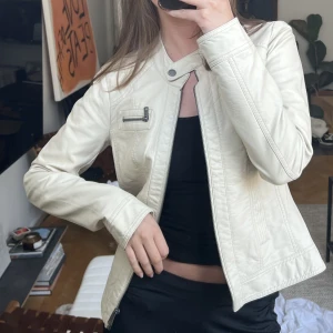 Ljus skinnjacka läderjacka  - Ljus skinnjacka köpt second hand. Så fint skick och passform! Storlek S