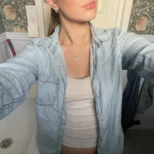 Linne skjorta  - Jätte fin linne skjorta i tunnt material. Perfekt inför sommaren💕