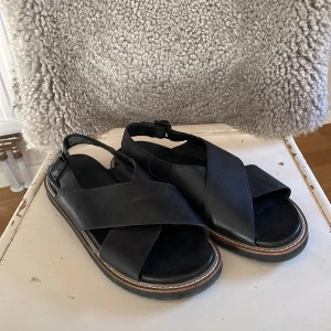 Fina sandaler i läder - Superfina sandaler med remmar i äkta läder från märket Keen. Går att spänna runt hälen. Använd 1-2 gånger så sprillans nya!