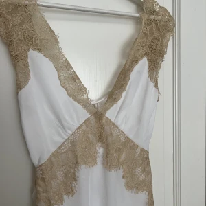 Klänning från Asos  - Klänning från Asos som är helt oanvänd och med prislapp kvar. I strl 34