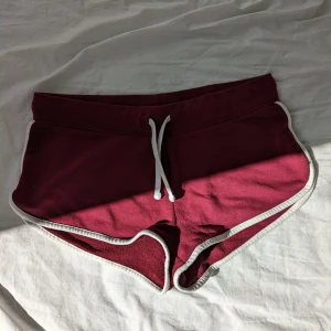 Korta mjukisshorts - Korta mjukisshorts med dragsko