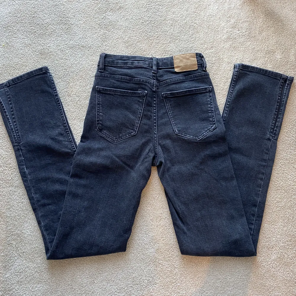 Super fina Zara jeans som tyvärr blivit för små för mig 😓. Inte använda så många gånger därför i nyskick. De har slits längst ner på vardera ben men de syns inte så bra på bilderna. Hör av dig vid fler frågor! 🥰. (Tryck inte på köp nu). Jeans & Byxor.