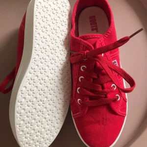 Röda sneakers  - Helt nya röda sneakers i storlek 38. Köpte de för 399kr och nu säljer jag de för 180kr❤️