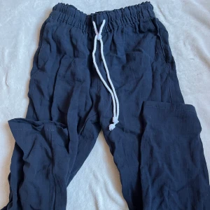 Linne byxor från H&M  - Super härlig linne byxor till sommaren! Är från H&M i storlek XS och är så fina på! Passar bra längd på mig som är 168cm! 💕 Frakt är 49kr 😍 