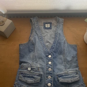 Jeansväst - Fin vintage jeansväst i blå med silverknappar!💓