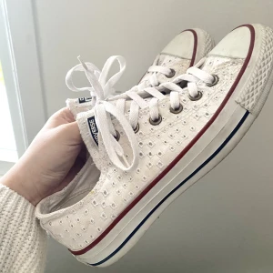 CONVERSE - Vita converse med ett slags spets tyg i fint skick. Använda max 2 gånger👟 Köparen står för frakten!. Nypris 700kr.