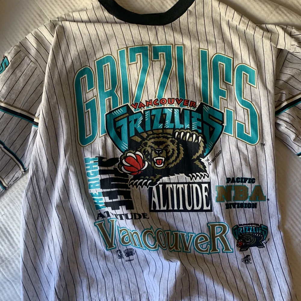 En vintage grizzlies Jersey tröja som inte längre säljs! Jättefin men kommer inte till användning! Står ingen storlek men skulle säga M/L! Kan gå ned i pris vid snabb affär. T-shirts.