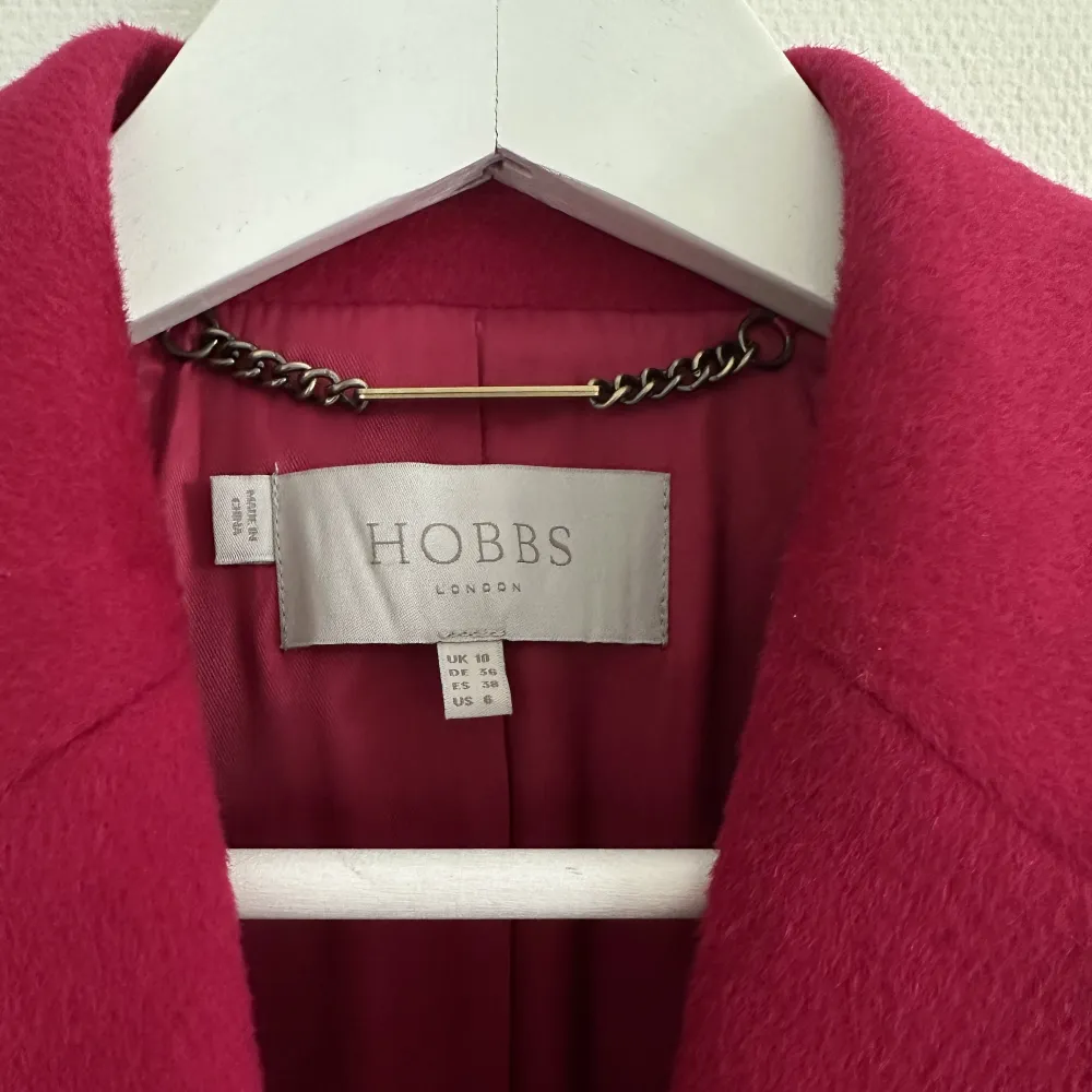 Ceriserosa kappa från Hobbs i storlek 36🤍nypris 3000, som ny. Jackor.