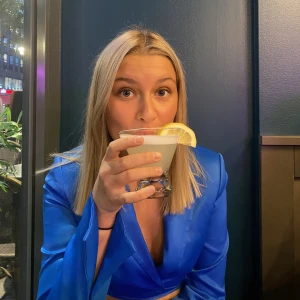 Blå satin kavaj - Croppad blå kavaj i satin, med band som man knyter i midjan