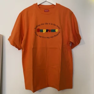 Supreme SS20 Week 1 Nothing Else SS T-shirt  - Supreme SS20 Week 1 Nothing Else SS T-shirt   Orange   Storlek herr M  Ny aldrig använd 