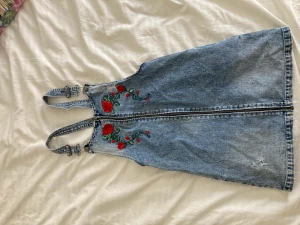 3 st klänningar från bl a Pull&bear och SHEIN, strl XS - S - Fråga för fler bilder!    Hängselklänning i jeanstyg, strl XS  