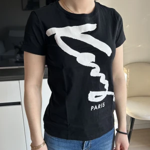 Kenzo t-shirt - Äkta Kenzo T-shirt i strl XS, passar även XXS. Bra skick, liten i storlek. Nypris 1000kr