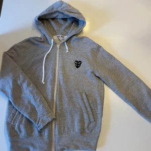 Hoodie  - Cdg Hoodie, säljer den för att den är för liten. 