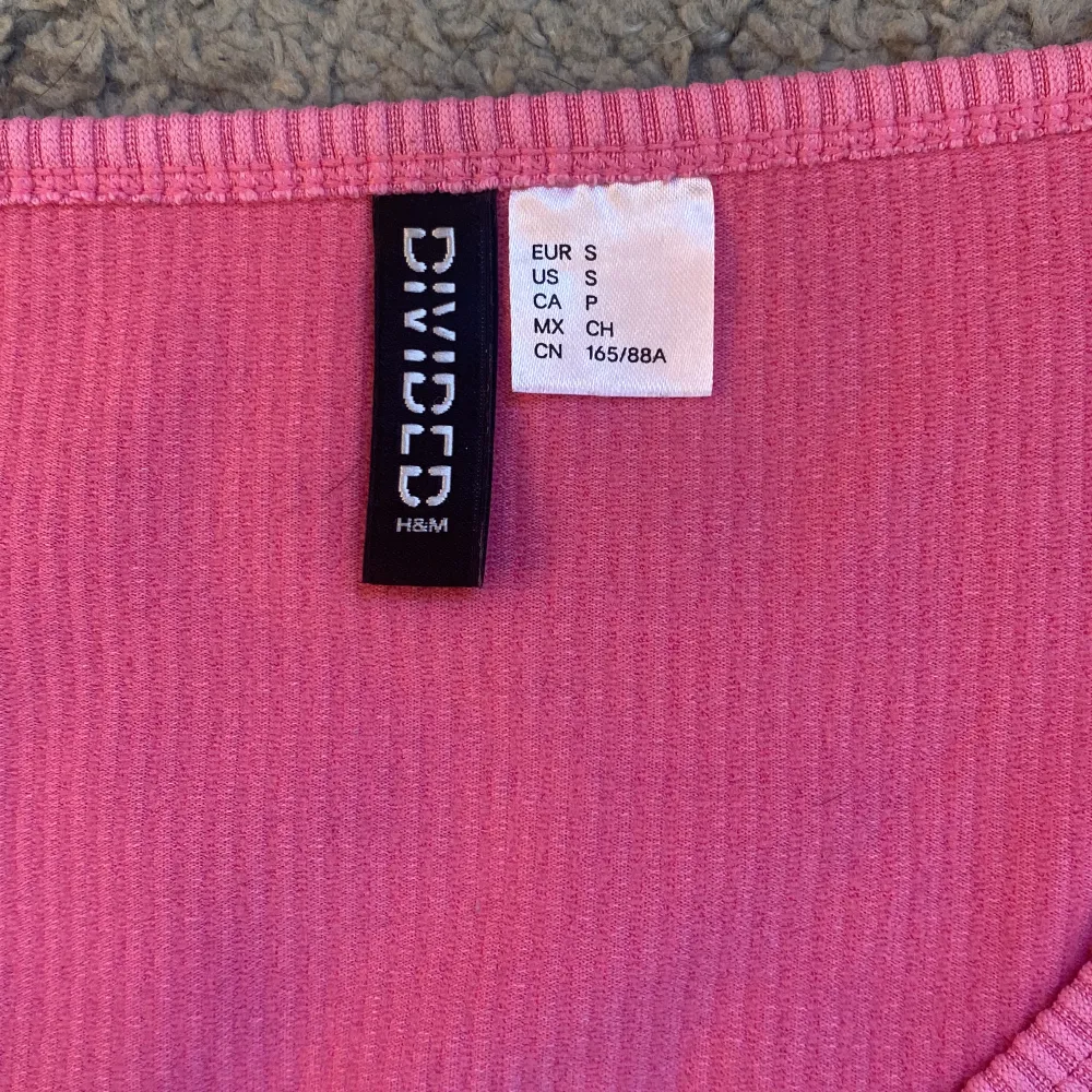 Säljer min rosa tröja som endast är använd ca 3 ggr❤️ fint skick! Jag säljer den för 25kr + frakt. Toppar.