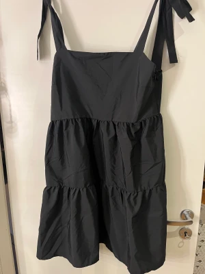 Svart sommar klänning  - Svart sommarklänning som är köpt här på plick. Aldrig använt den för den passar tyvärr inte mig. Det står att de är en storlek L men jag skulle säga att den är S-M. Frakten ingår i priset🥰