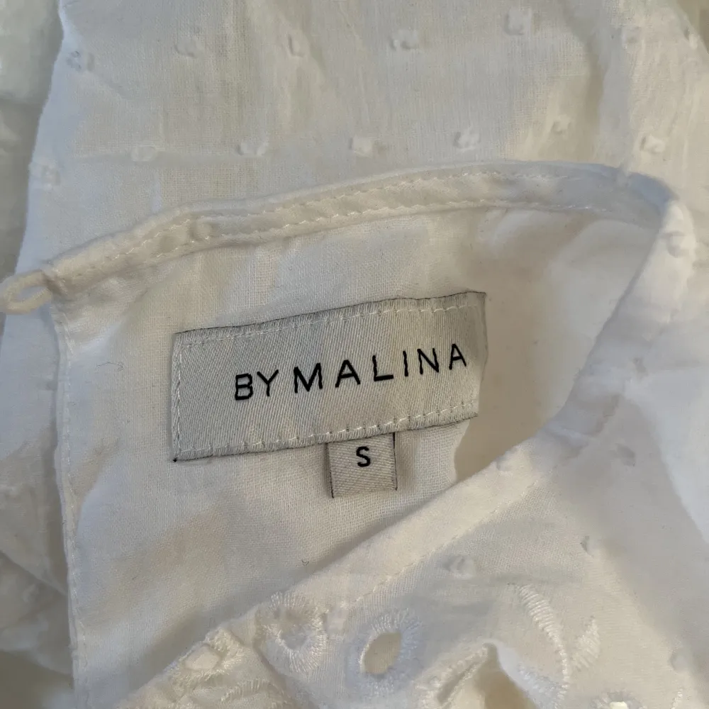 Säljer denna fina klänning från By Malina. Jättefin kvalite som nyskick!    Storlek S☀️Funkar perfekt som studentklänning🫶🏼köpt för ca 2000!. Klänningar.