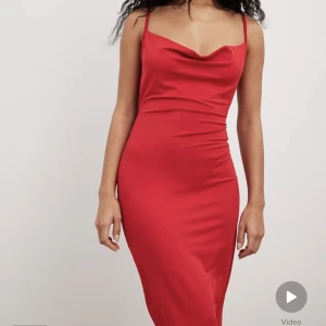 Röd maxi klänning - Aldrig använd med prislapp kvar, säljer då jag inte har ett tillfälle att använda den❤️