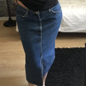 Lång jeans kjol - Jättefin kjol perfekt till sommaren från Monki men köpt på second hand💕