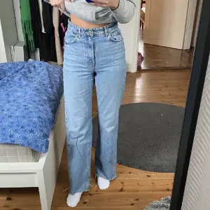 jeans från zara, i storlek 32. har växt ut dessa så kan inte använda dem mer, men dem är i bra skick. 🌸