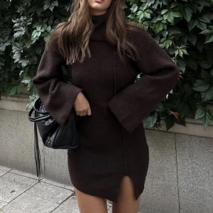 KLÄNNING FRÅN NAKD - Brun klänning från Ida Carlsson x Nakd Aldrig använd!  (Första bilden från @idacarlssson på instagram)