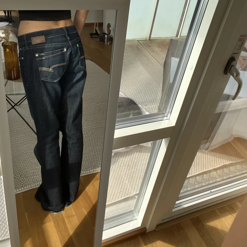 Lågmidjade mörkblå jeans från zalando storlek 29/34! Perfekt skick, säljer pga för stor storlek❤️köpare står för frakt (jag är 175). Jeans & Byxor.