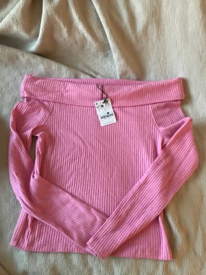 Ny topp/tröja fr stradivarius st L, rosa  - Tröja, stl. 44 (L), Dam Säljer denna fina tröja helt oanvänd. Köptes  i Spanien och av misstag fel storlek 