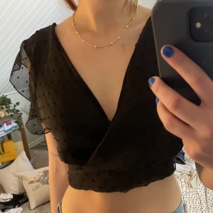 Svart topp - Topp från boohoo. Den är cropped och man knyter i ryggen. Oanvänd💕