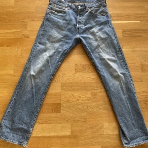 Levis 501 jeans - 32-32 i storlek  Skick 7/10 Lite slitet längst ner vid fotöppningen.