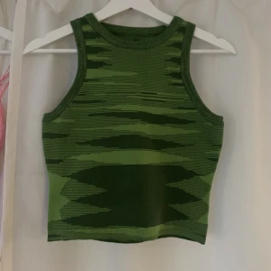 Grön topp - Skit snygg topp som passar jätte bra till lågmidjade byxor. Skriv för frågor osv 😊