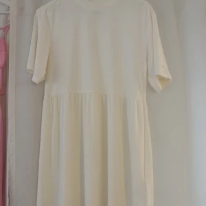 Vit klänning - Suuuuper skön vit klänning perfekt till stranden och till vardags. Skriv för frågor osv☺️