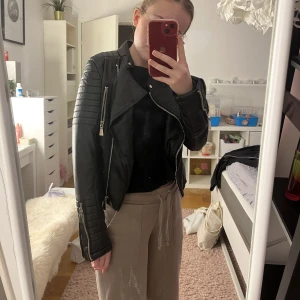 Skinnjacka  - Säljer min skinnjacka från chiquelle den är använd en gång bara och därmed super fint skick! Ordinarie priset är 799kr och jag säljer den för 350kr + frakten! TRYCK INTE PÅ KÖP NU TACK! 