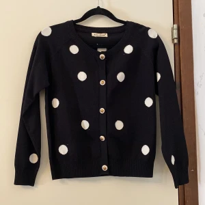 supergullig kofta  - en favorit som någon annan får bära nu🥰 passar storlek xs och s. svart med vita prickar och fina knappar 
