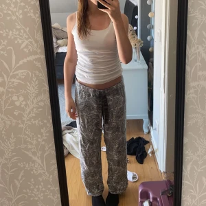 Byxor - Säljer dessa lågmidjade mjukis/pyjamasbyxor. Dom är använda ett fåtal gånger men har inga slitage. hör av er vid intresse❤️