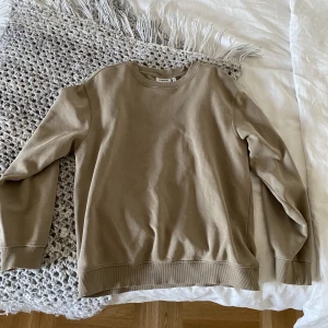 Beige Weekday Sweatshirt Strlk S - Säljer denna Weekday tröja i storlek S då den ej passar mig längre. Tröjan är i nyskick.