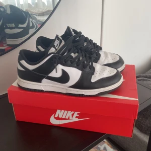 🔥 Panda Dunks 🔥 - 🔥Panda Dunks 🔥 Använda ett fåtal gånger och därmed i väldigt bra skick. Originalboxen medföljer. Hör av dig vid frågor/mer bilder ✔️