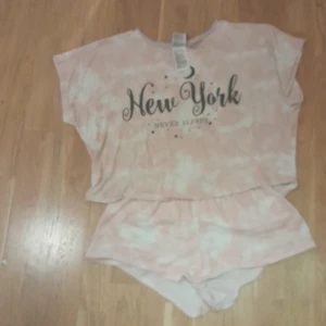 Sleeping set rosa  - Använt men inte slitet, alla mina plag hämtas gärna nära liljeholmen. 