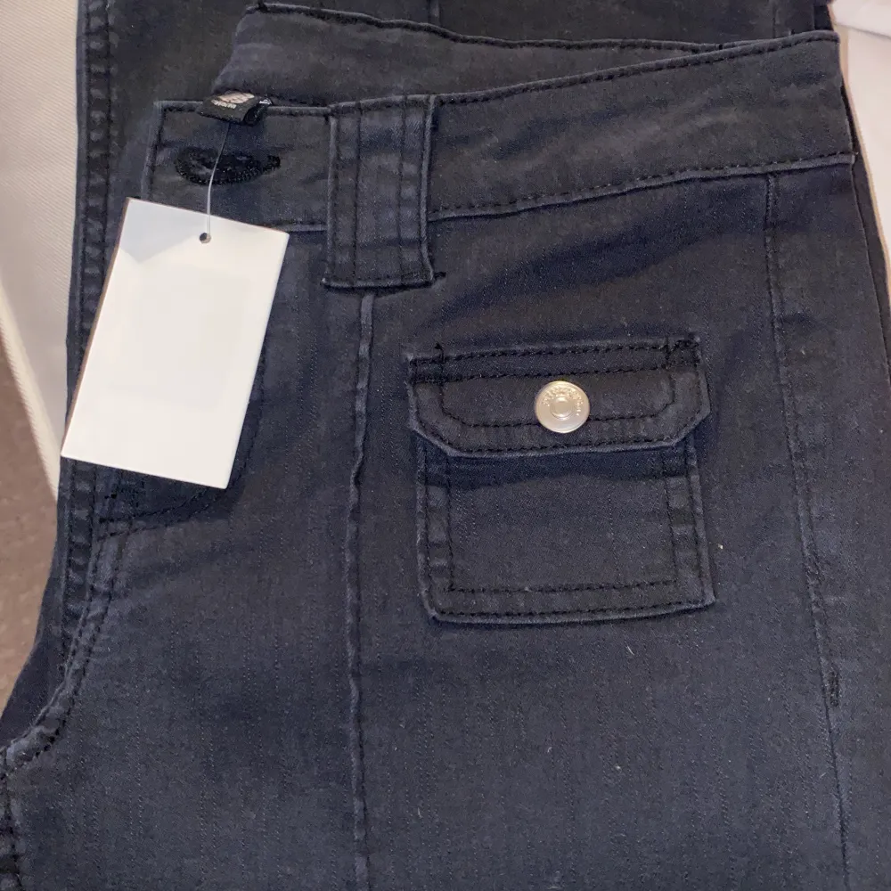 Jag säljer mina helt nya jättefina trendiga hm jeans storlek 36. (Prislapp kvar). Är slut i alla hm butiker och finns inte att köpa på nätet. Jag säljer pågrund utav fel storlek. . Jeans & Byxor.