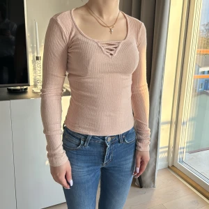 Kort ribbad tröja - Ribbad tröja i fin färg och bra skick. Strl XS, känns som en XXS.