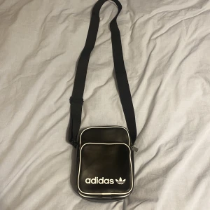 Adidas sidoväska - Säljer min fina väska, justerbar längd på bandet. Bud startar från 100