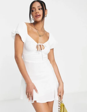 vit klänning/studentklänning  - Säljer denna helt oanvända klänningen då jag inte hann returnera den. Priset går självklart att diskutera, det låg originellt på 819kr men säljer den för 419kr billigare. Den är lite tajtare så skulle passa en storlek mindre.