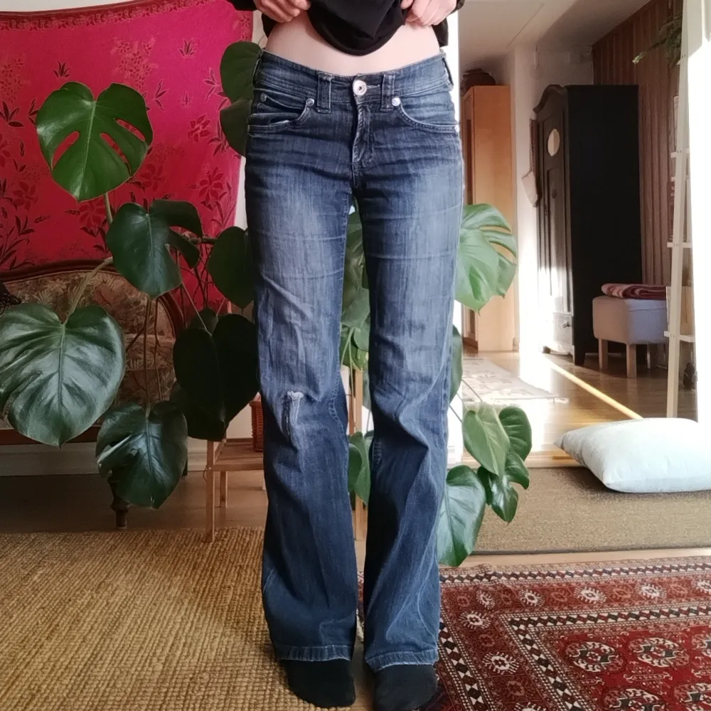 Superfina bootcut jeans. Jättesköna i tyget, stretchiga. Storlek 34 men passar även mig som vanligtvist har 36. Jag är 165 m och dom är perfekt längd på mig. Har hål i högra knäet (se tredje bilden) som har blivit lagad en gång innan och spruckit igen 💕. Jeans & Byxor.